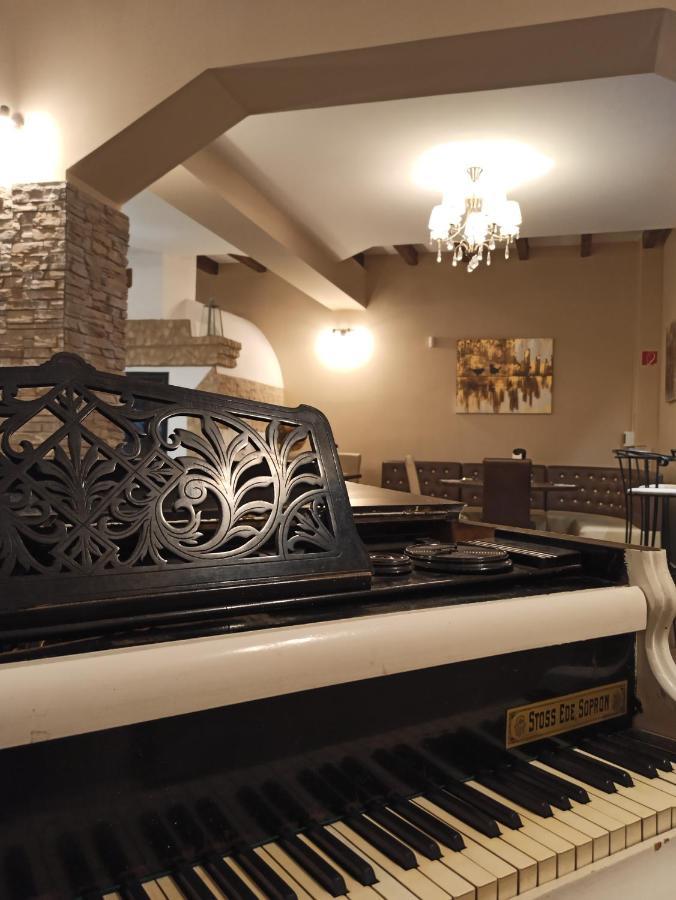 Eden Lounge Restaurant & Pension Veresegyház Dış mekan fotoğraf
